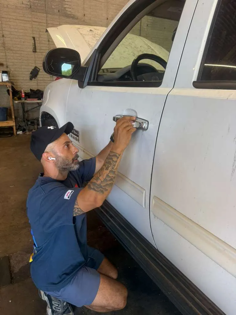 Yaniv working on a vehicle door lockout in Oklahoma City